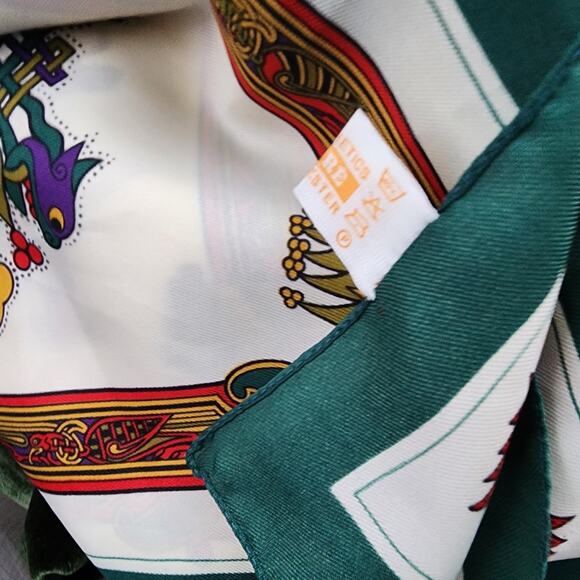 Book of Kells Scarf Celtic Irish Art Square Green Border Polyester Vintage - Picture 10 of 10